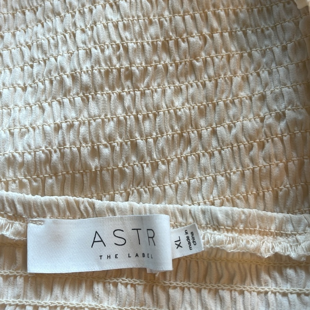 ASTR Cream Dressy Top Size XL - Picture 3 of 5